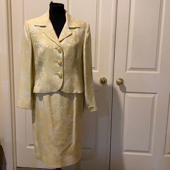 Neiman Marcus exclusive women’s suit - Picture 1 of 14